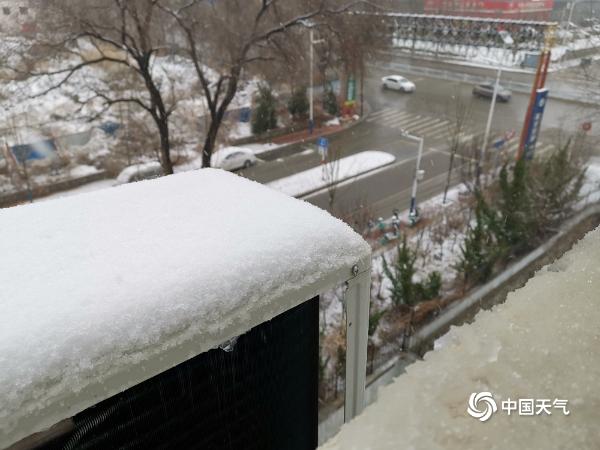 开学首日山东烟台遇降雪 市民冒雪出行道路拥堵严重