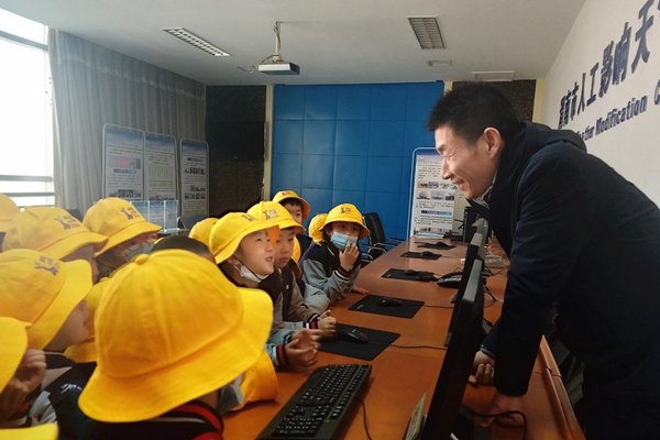 世界气象日之际 渭南市气象科普教育基地来了一群“小黄帽”