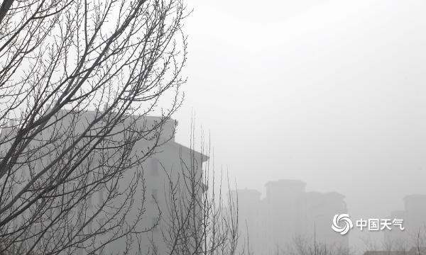 北京今晨能见度不佳 延庆出现大雾天气建筑物若隐若现