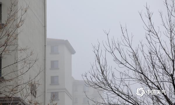 北京今晨能见度不佳 延庆出现大雾天气建筑物若隐若现
