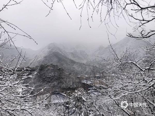 朦胧美！雪后北京群山烟云萦绕 宛如世外桃源