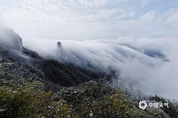 限量版美景！贵州梵净山惊现瀑布云海奇观