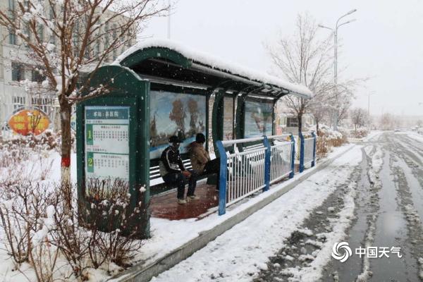 新疆伊吾降暴雪 积雪深度达10厘米