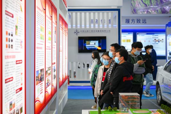 长安大学首届校友产业博览会西安举行