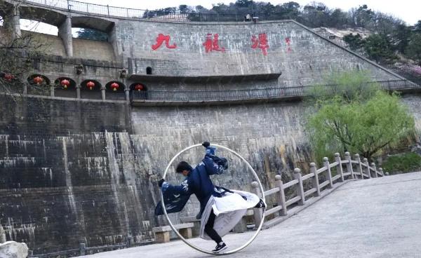 山东平邑：清明假日迎来旅游小高峰