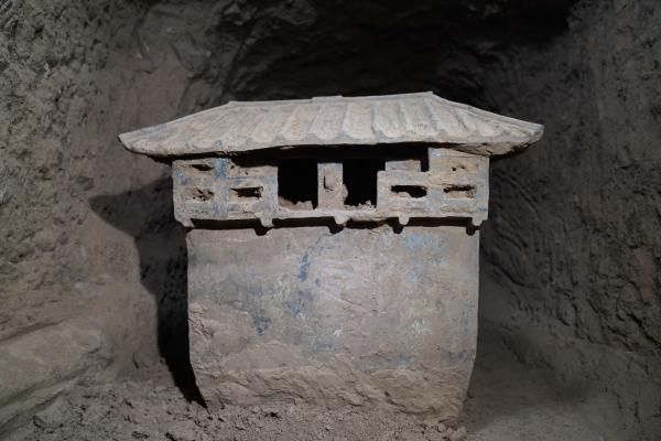 陕西发现完整西汉墓 出土鎏金铜器等文物近百件