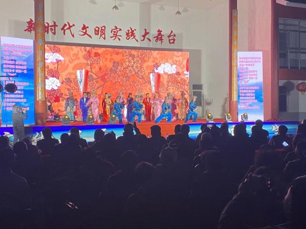 文化下乡，戏曲、电影进村惠民