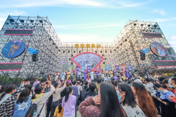 武汉欢乐谷：打造青年聚会圣地 重塑传统文化表达