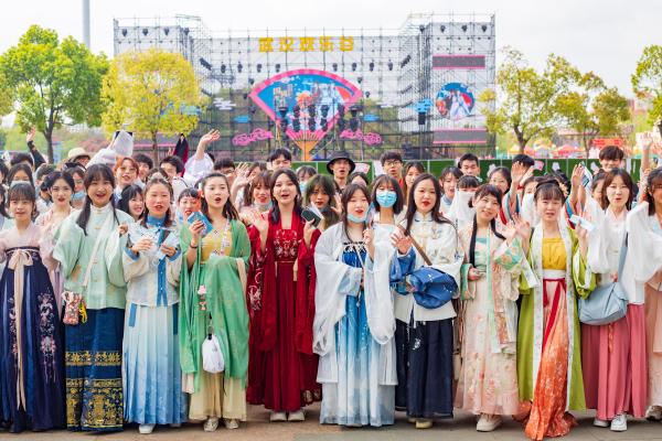 武汉欢乐谷：打造青年聚会圣地 重塑传统文化表达
