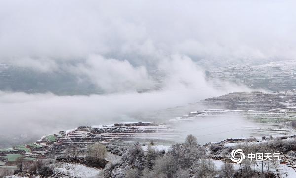 甘肃武山出现降雪 山川房顶被积雪覆盖宛如水墨画