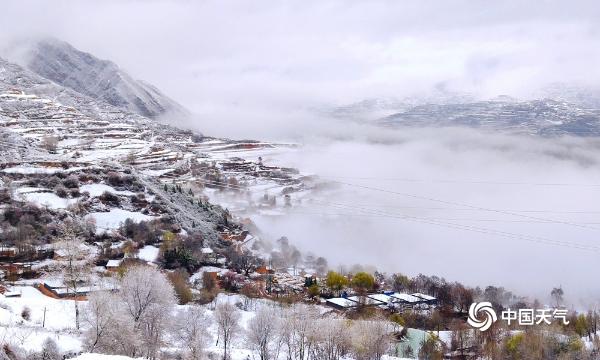 甘肃武山出现降雪 山川房顶被积雪覆盖宛如水墨画