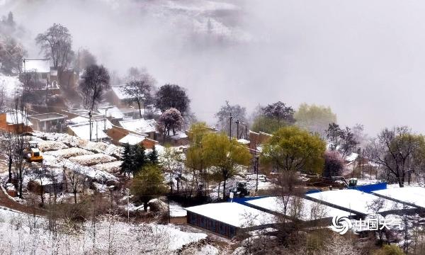 甘肃武山出现降雪 山川房顶被积雪覆盖宛如水墨画