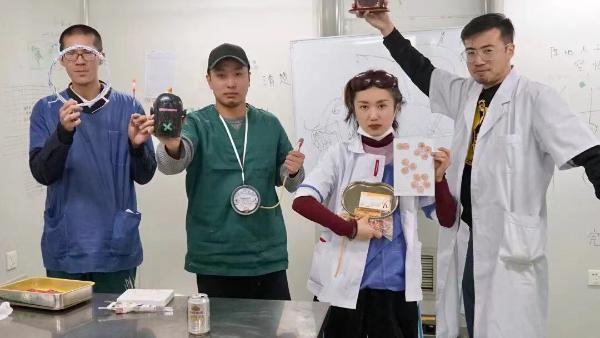 把14个艺术家关进废弃医院一周……能玩得多野？
