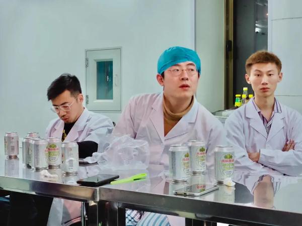 把14个艺术家关进废弃医院一周……能玩得多野？
