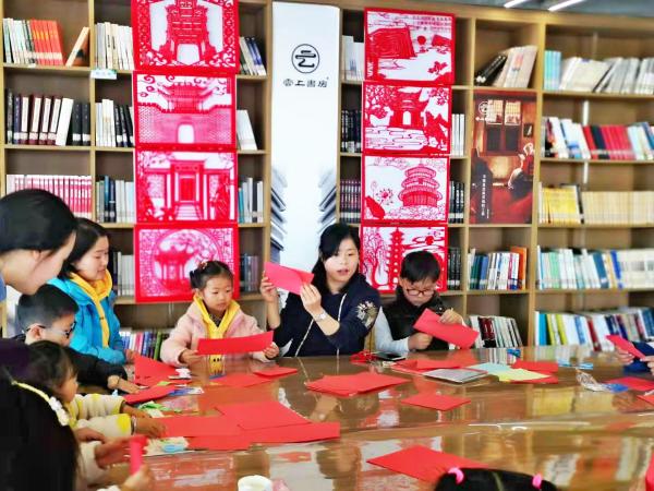 安徽和县文化讲堂向少儿传承非遗剪纸