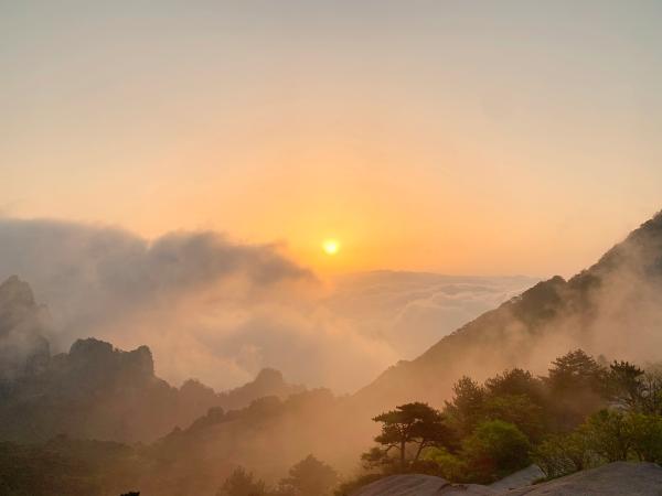 “五一”假期第一天 1.4万游客登黄山