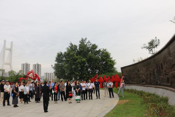 广西开展“党旗高高飘扬·走读广西”和“党旗高高飘扬·文兴广西”群众性文化活动