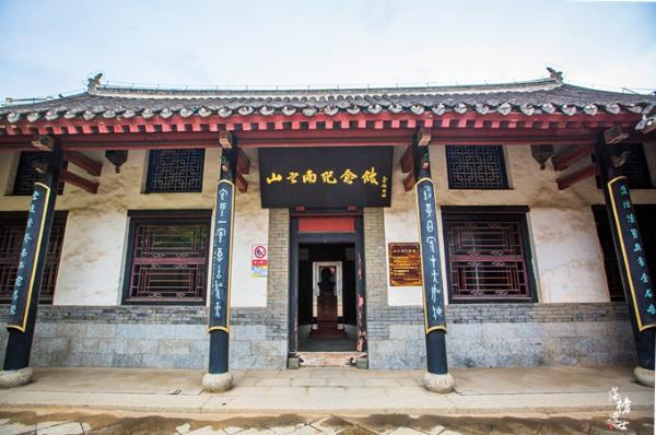 山东龙口有一座丁氏庄园，规模庞大，富丽堂皇，充满了传奇色彩