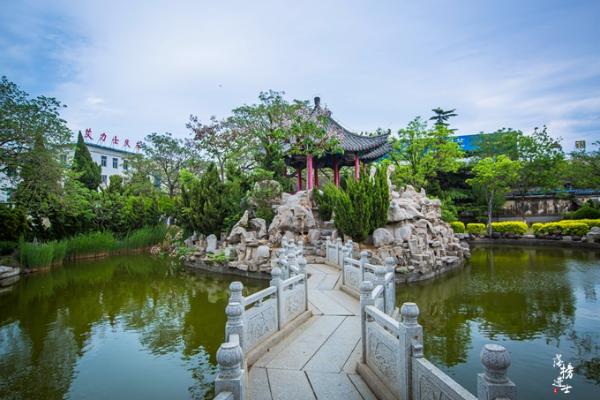 山东龙口有一座丁氏庄园，规模庞大，富丽堂皇，充满了传奇色彩