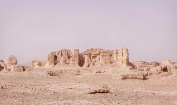 中国西北发现两千年前的都市，房屋寺庙留存完好，都是泥土建造