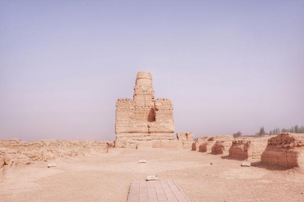中国西北发现两千年前的都市，房屋寺庙留存完好，都是泥土建造