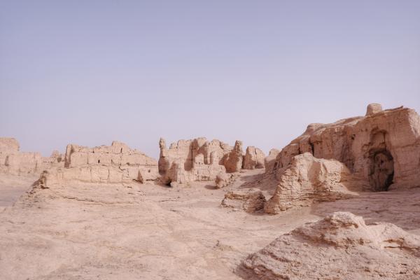 中国西北发现两千年前的都市，房屋寺庙留存完好，都是泥土建造