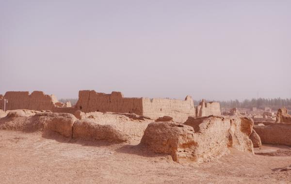 中国西北发现两千年前的都市，房屋寺庙留存完好，都是泥土建造