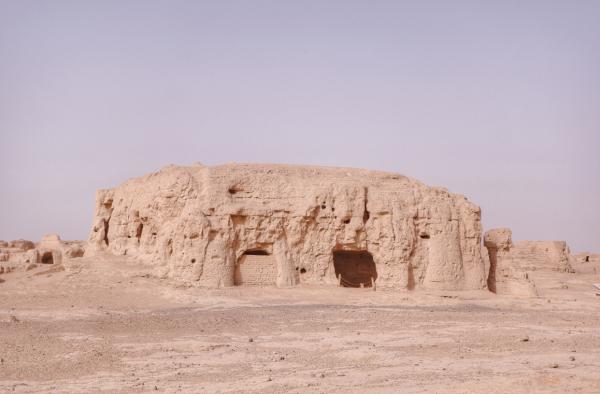 中国西北发现两千年前的都市，房屋寺庙留存完好，都是泥土建造
