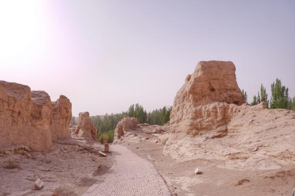 中国西北发现两千年前的都市，房屋寺庙留存完好，都是泥土建造