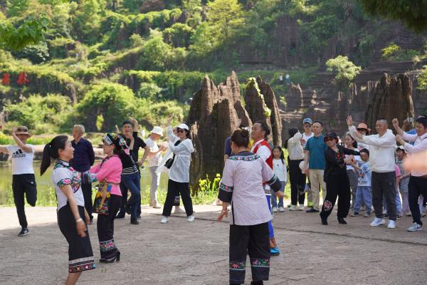 五一假期湘西芙蓉镇·红石林度假区有序迎接游客高峰