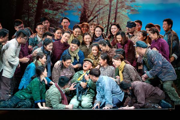 展现扶贫干部辛勤付出 民族歌剧《马向阳下乡记》在京上演