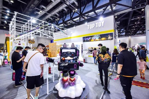 潮玩不止娱乐：全球潮玩集合店TOP TOY助力传统文化破圈_TOM旅游