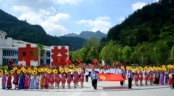 重庆万人同唱一首歌庆祝建党百年