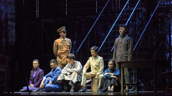 话剧《雨花台》在江苏大剧院上演，千余名干部职工观看演出