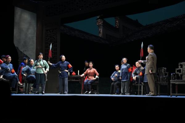 大型现代花鼓戏《战地黄花》首演 讲述毛泽建投身革命的感人故事