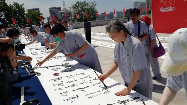 辽宁丹东：百名党员鸭绿江畔抒写百米长卷献礼建党百年颂党恩