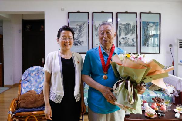 山东省文化和旅游厅为“光荣在党五十年”老党员颁佩纪念章