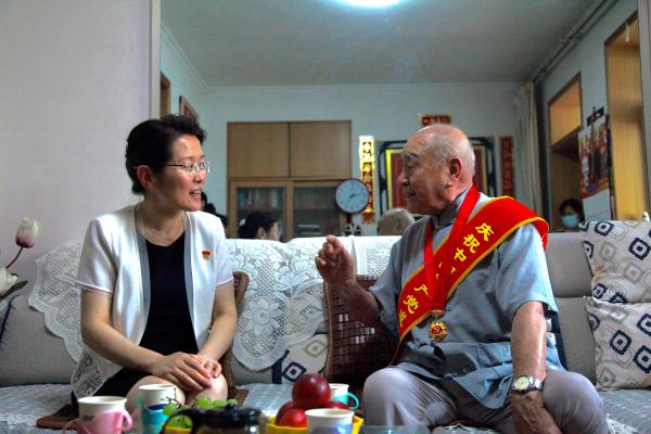 山东省文化和旅游厅为“光荣在党五十年”老党员颁佩纪念章