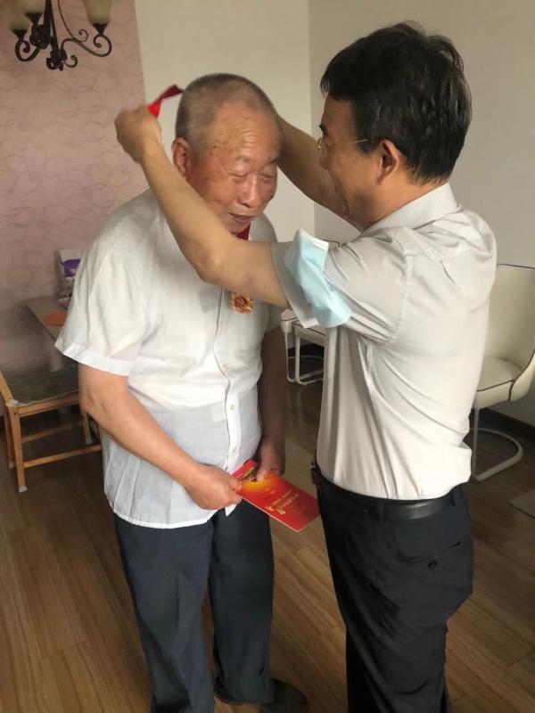 中国文化传媒集团领导“七一”看望慰问老党员