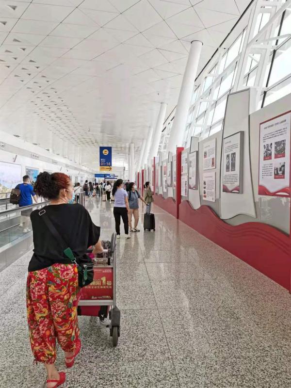 红色阅读资源伴旅客出行！武汉图书馆党史阅读专题展进机场
