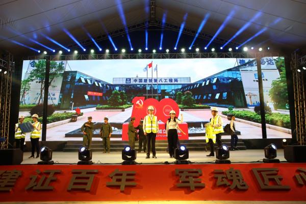 广西南宁建设者以自编自导自演的方式庆祝建党百年