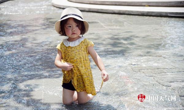高温袭击重庆 萌娃戏水觅清凉