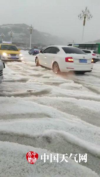 甘肃岷县冰雹满地如积雪  厚度超10厘米