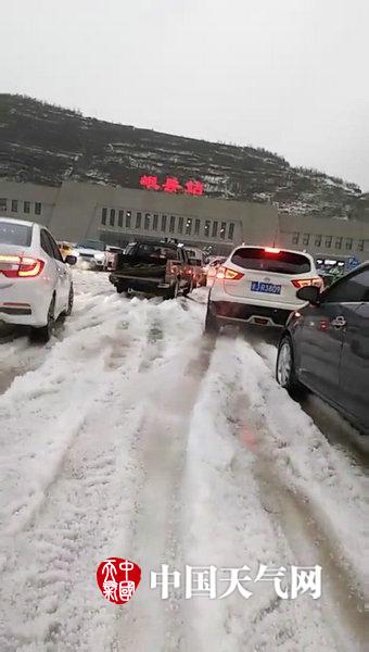 甘肃岷县冰雹满地如积雪  厚度超10厘米