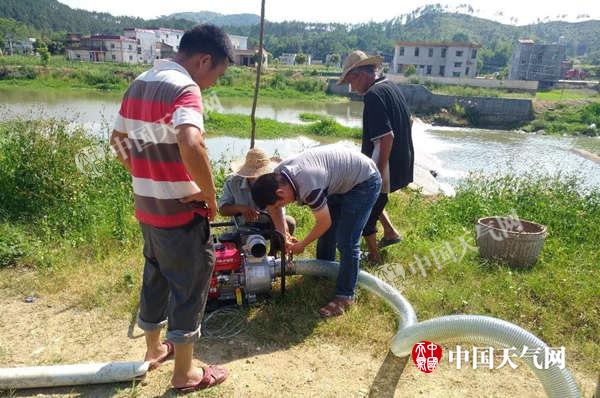 广东多地旱情严重 稻田干裂群众日常用水困难