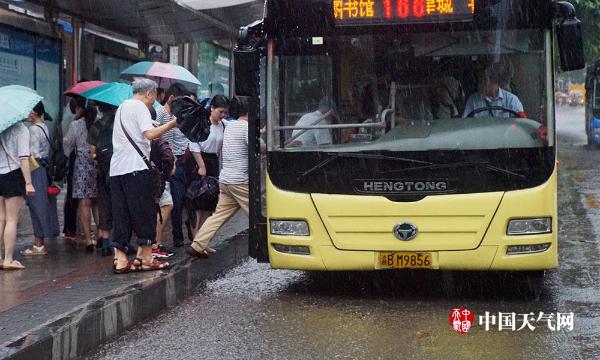 重庆雨水浇灭高温  主城气温狂降15℃