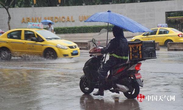重庆雨水浇灭高温  主城气温狂降15℃