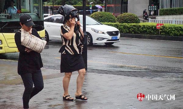 重庆雨水浇灭高温  主城气温狂降15℃