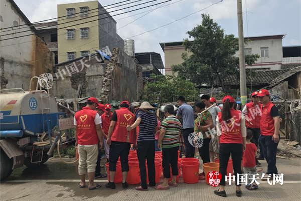 广东多地旱情严重 稻田干裂群众日常用水困难