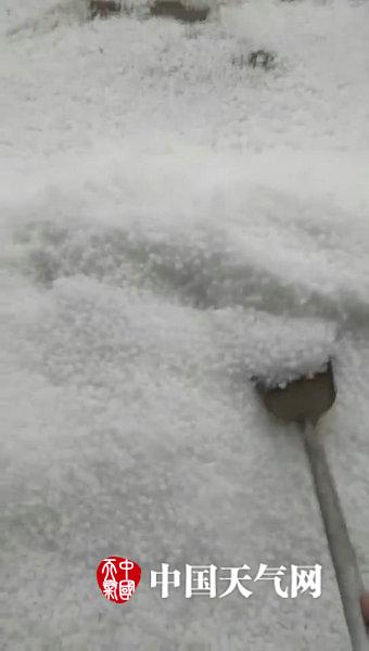 甘肃岷县冰雹满地如积雪  厚度超10厘米
